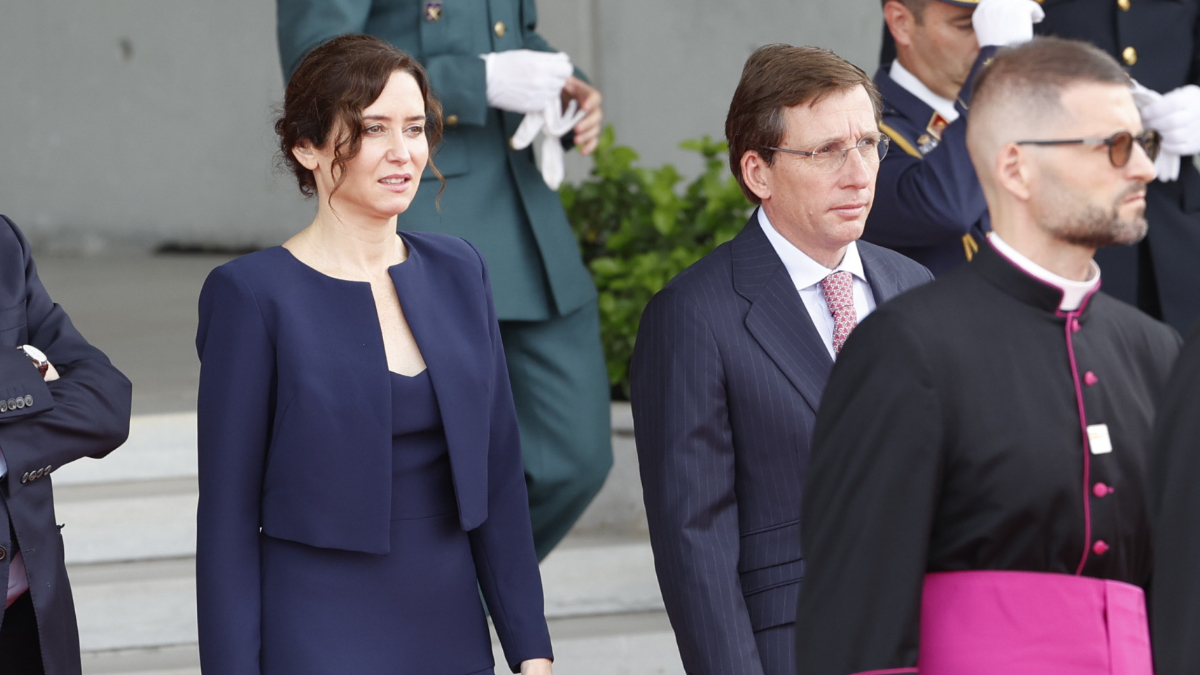 Díaz-Ayuso apuesta por un ‘total look’ en azul marino para recibir al Papa: midi y con una torera que es tendencia