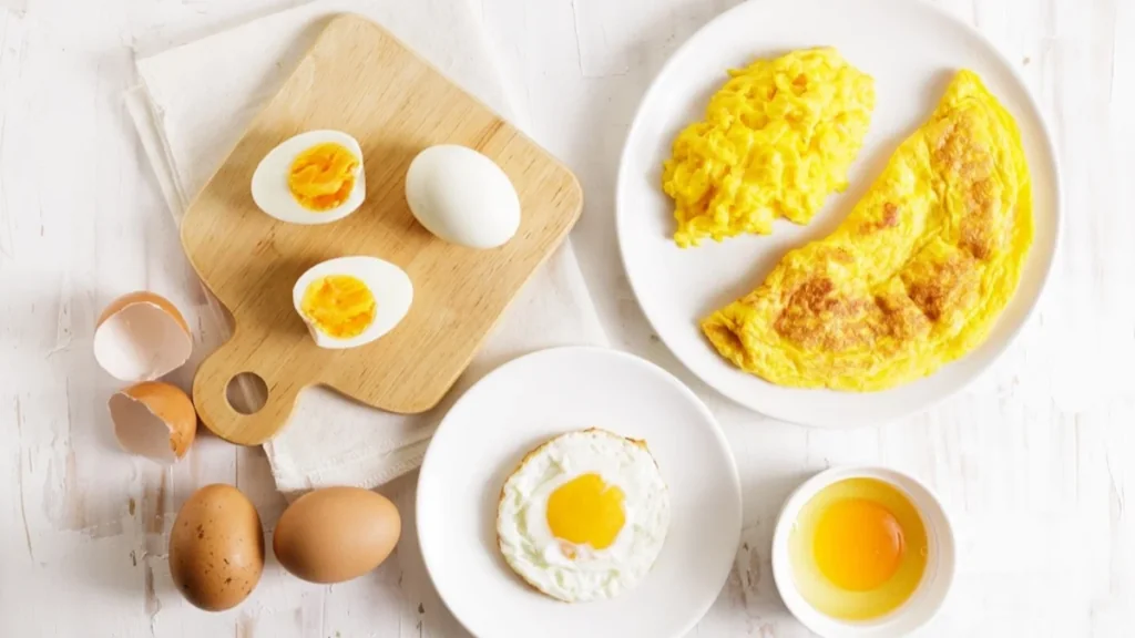 Diferentes formas saludables de cocinar huevo para el desayuno como huevo duro, revuelto, tortilla y frito para aumentar la saciedad natural.