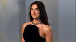 Del 'Cuento de la criada' a 'Cien años de soledad': la biblioteca de libros prohibidos que ha abierto Dua Lipa para «desafiar la censura y el poder»