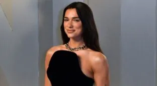 Del 'Cuento de la criada' a 'Cien años de soledad': la biblioteca de libros prohibidos que ha abierto Dua Lipa para «desafiar la censura y el poder»