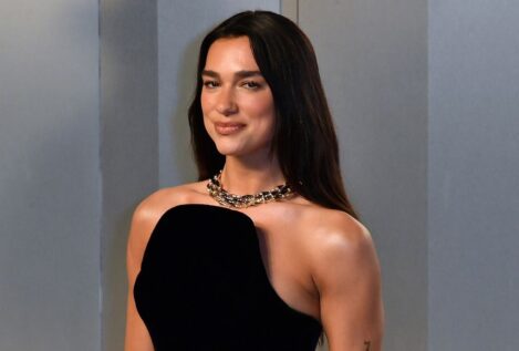 Del 'Cuento de la criada' a 'Cien años de soledad': la biblioteca de libros prohibidos que ha abierto Dua Lipa para «desafiar la censura y el poder»