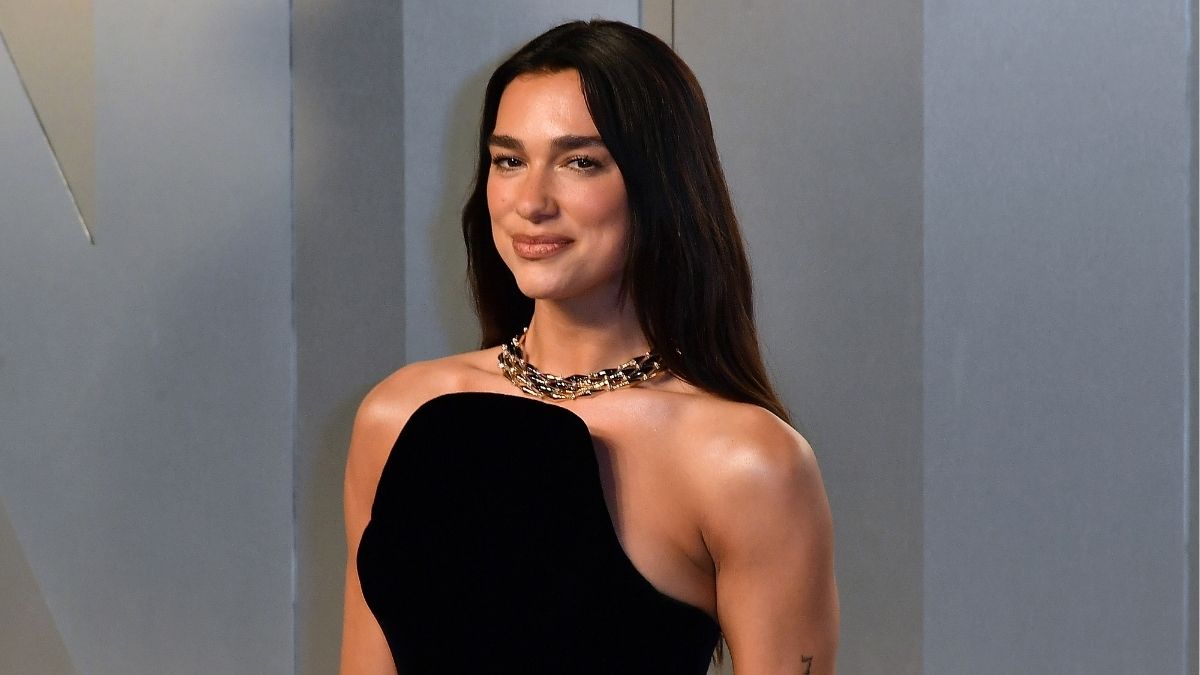 Del ‘Cuento de la criada’ a ‘Cien años de soledad’: la biblioteca de libros prohibidos que ha abierto Dua Lipa para «desafiar la censura y el poder»
