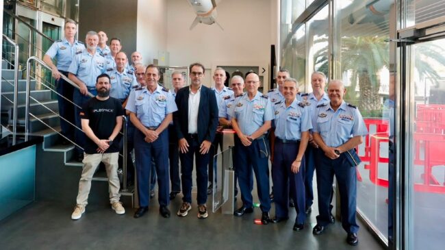 El jefe del Ejército del Aire visita PLD Space antes del primer lanzamineto del cohete Miura 5