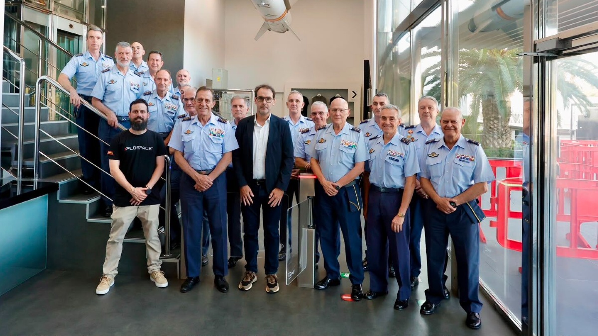 El jefe del Ejército del Aire visita PLD Space antes del primer lanzamiento del cohete Miura 5