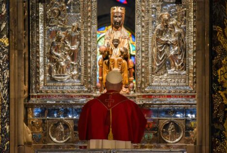 El Papa se pone «a los pies de 'La Moreneta'» y pide en catalán vencer la «división»