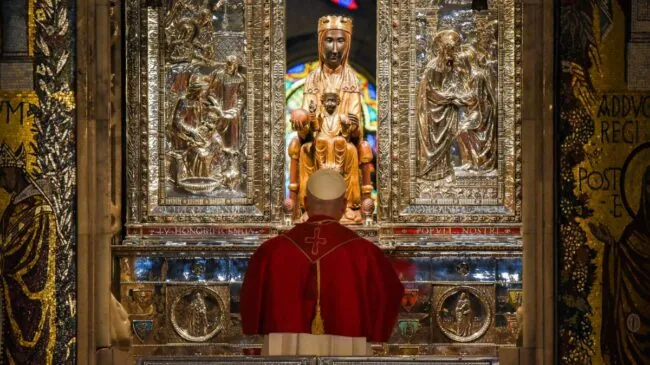 El Papa se pone «a los pies de 'La Moreneta'» y pide en catalán vencer la «división»