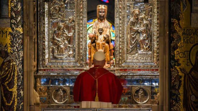 El Papa se pone «a los pies de 'La Moreneta'» y pide en catalán vencer la «división»