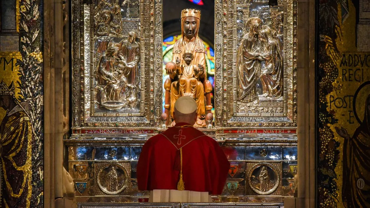 El Papa se pone «a los pies de ‘La Moreneta’» y pide en catalán vencer la «división»