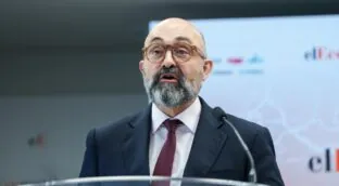 La empresa pública ADIF se niega a aclarar en qué medios invierte su publicidad