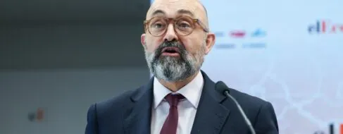 La empresa pública ADIF se niega a aclarar en qué medios invierte su publicidad