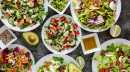 Estas 4 ensaladas virales son todo lo que necesitas para no aburrirte comiendo sano este verano
