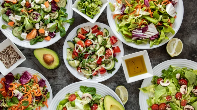 Estas 4 ensaladas virales son todo lo que necesitas para no aburrirte comiendo sano este verano