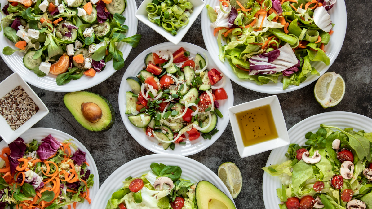 Estas 4 ensaladas virales son todo lo que necesitas para no aburrirte comiendo sano este verano