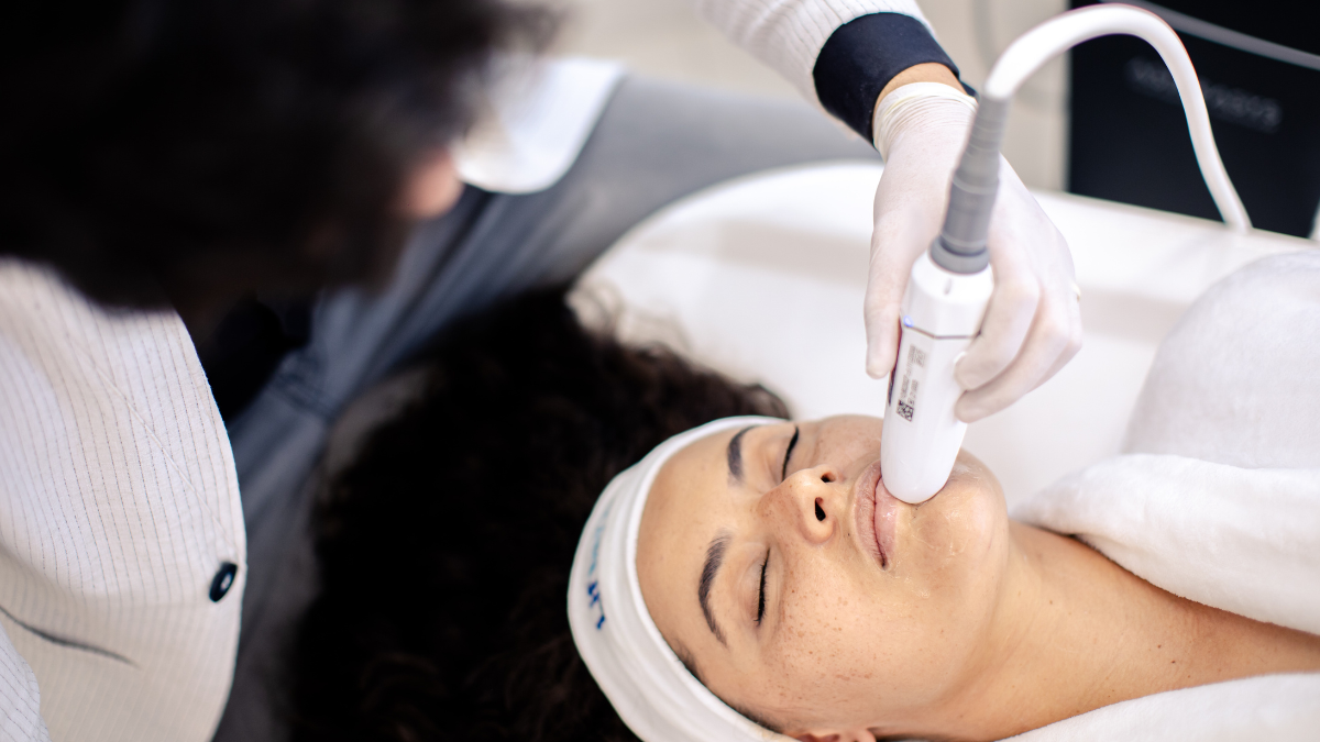 Flacidez facial tras perder peso: por qué cambia el rostro y qué tratamientos ayudan a recuperar firmeza