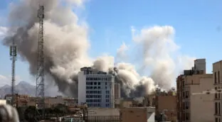 EEUU bombardea Irán en respuesta al ataque a un buque comercial en el estrecho de Ormuz