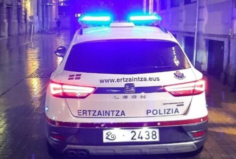 Tres jóvenes investigados en Vitoria por obligar a un hombre a quitarse una camiseta de España
