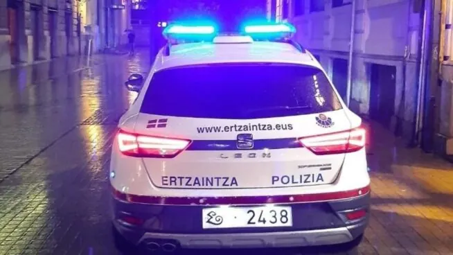 Tres jóvenes investigados en Vitoria por obligar a un hombre a quitarse una camiseta de España