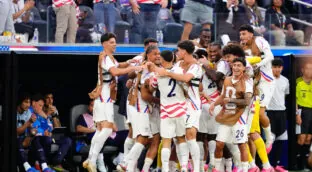 Estados Unidos pasa por encima de Paraguay en su estreno en el Mundial