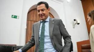 Juanma Moreno fracasa en la primera votación y fía su investidura al acuerdo con Vox