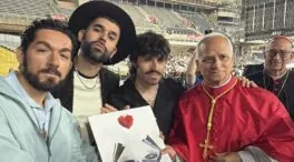 León XIV recibe al grupo Siloé y le regalan su último disco y un sombrero