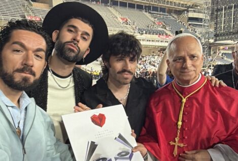 León XIV recibe al grupo Siloé y le regalan su último disco y un sombrero