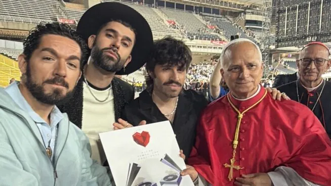 León XIV recibe al grupo Siloé y le regalan su último disco y un sombrero