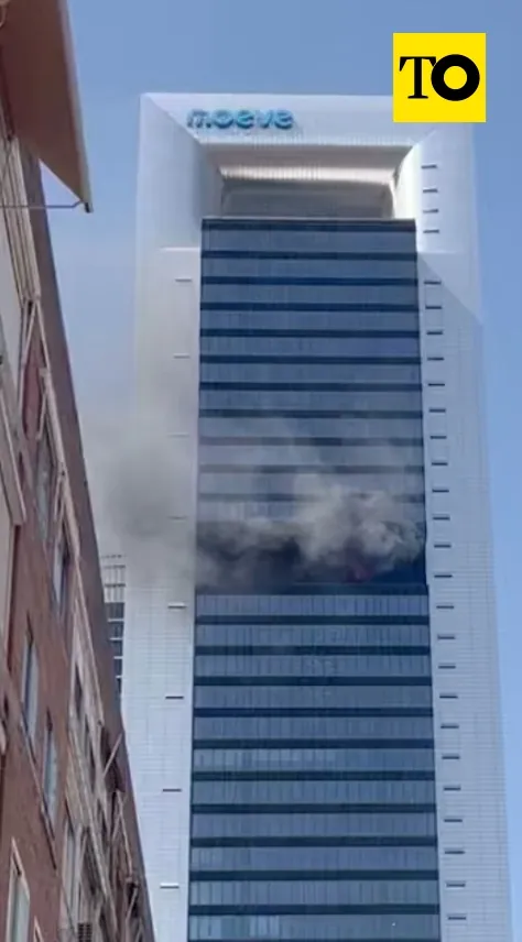 Desalojada la Torre Moeve de Madrid por un incendio debido a una explosión