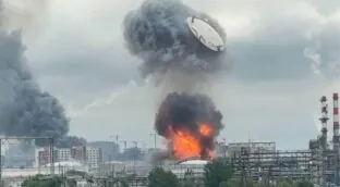 Un «ataque masivo» con drones de Ucrania contra una refinería oscurece Moscú
