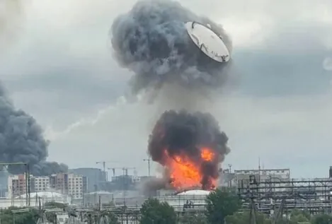 Un «ataque masivo» con drones de Ucrania contra una refinería oscurece Moscú