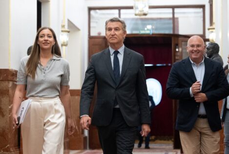 Feijóo critica que Sánchez «se ría» del Congreso tras aprobarse su dimisión