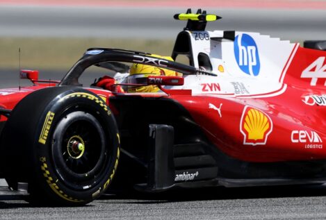 Hamilton rompe su mala racha tras lograr la primera victoria con Ferrari en otro desastre de Aston Martin