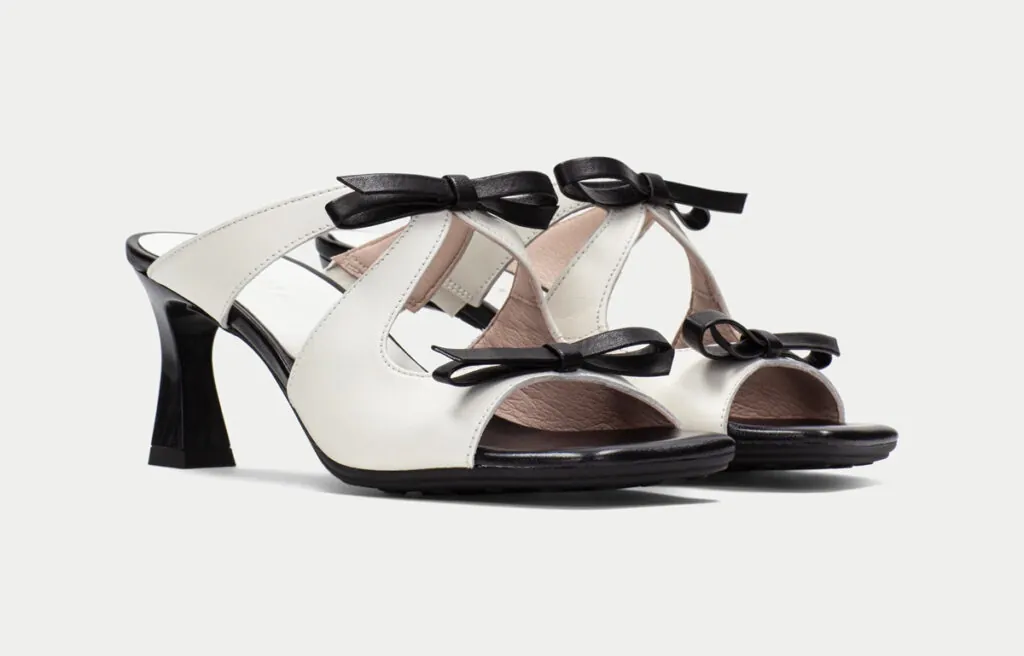 Sandalias en blanco y negro con tacón midi de Hispanitas. (PVP: 119.90€)
