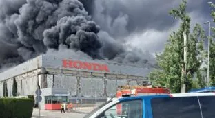 Un incendio quema la fábrica de Honda en Santa Perpetua de Moguda (Barcelona)