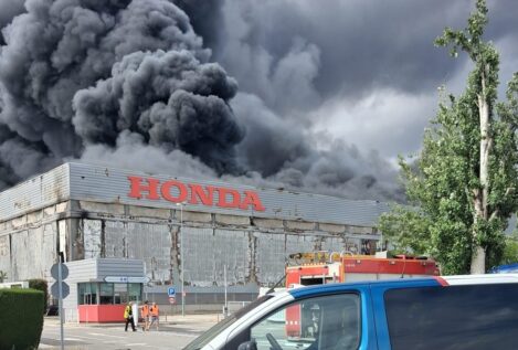 Un incendio quema la fábrica de Honda en Santa Perpetua de Moguda (Barcelona)