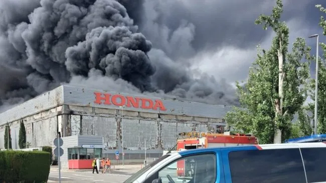 Un incendio quema la fábrica de Honda en Santa Perpetua de Moguda (Barcelona)