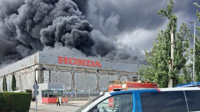 Un incendio quema la fábrica de Honda en Santa Perpetua de Moguda (Barcelona)