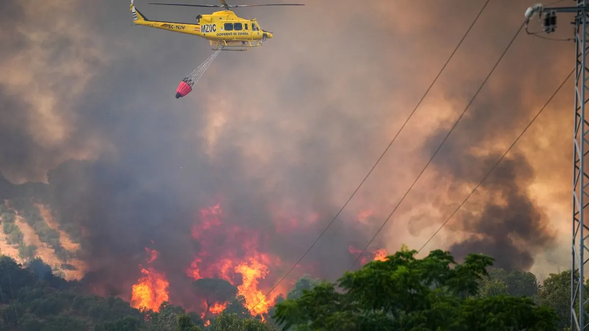 La UME se suma al incendio de Villanueva (Huelva), aún activo y con 100 desalojados