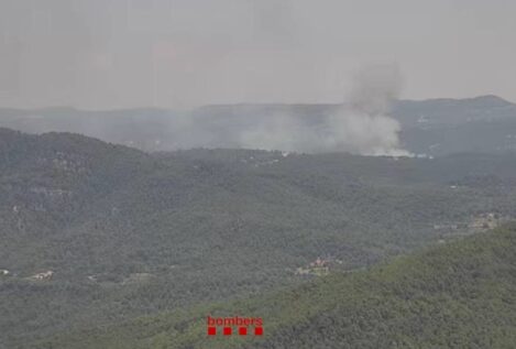 Un incendio forestal obliga a confinar a toda la población de San Quirze de Safaja (Barcelona)