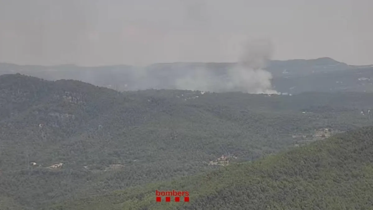 Un incendio forestal obliga a confinar a toda la población de San Quirze de Safaja (Barcelona)