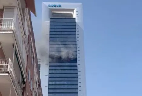 Desalojada por un incendio una de las Cuatro Torres de Madrid
