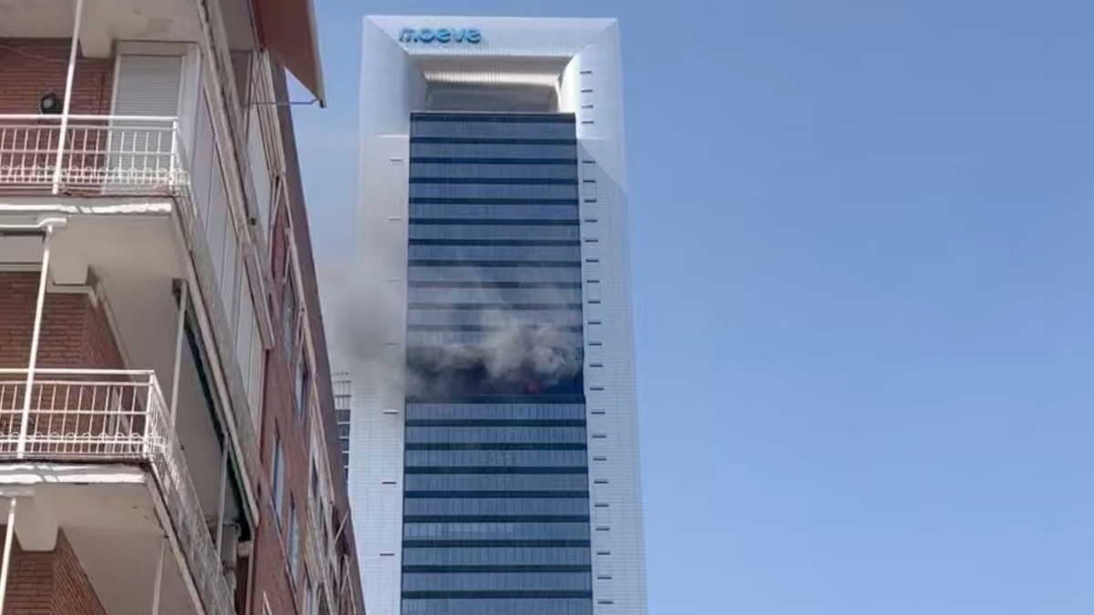 Desalojada por un incendio una de las Cuatro Torres de Madrid