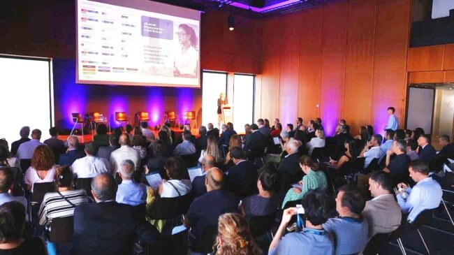 Indra se alía con universidades y centros de FP catalanes para impulsar el talento en la región