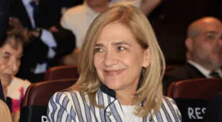 Barcelona no es su último destino: la infanta Cristina busca trabajo en Abu Dabi para estar más cerca del rey Juan Carlos