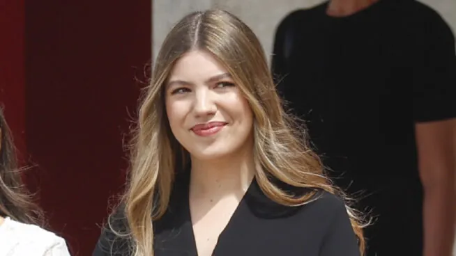 Entramos en el majestuoso salón que recibirá a la infanta Sofía en su primer día en París: una escalera doble y detalles dorados