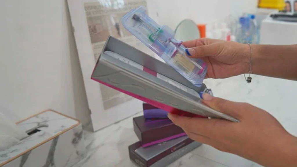 Preparación del material médico-estético para el tratamiento de hidratación.