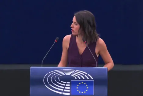 Montero canta el cumpleaños feliz a Trump en la Eurocámara: «Happy birthday, Mr. Genocide»
