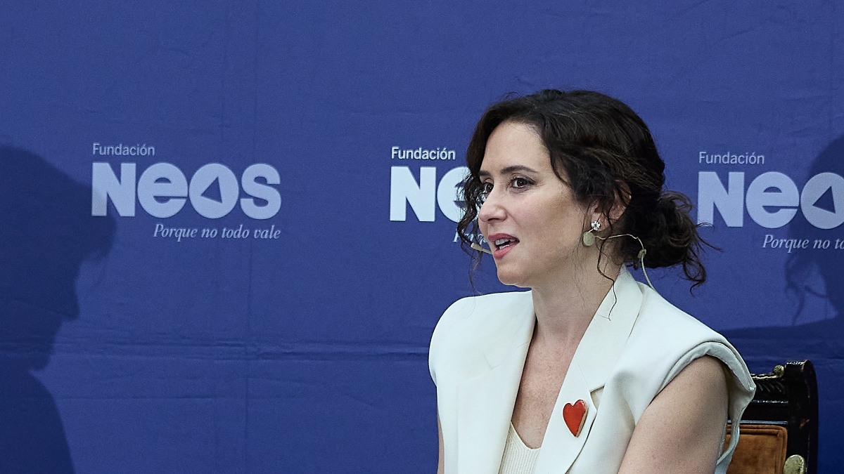 Ayuso carga contra un Gobierno «debilitado»: «Una grandísima mafia que lo corrompe todo»