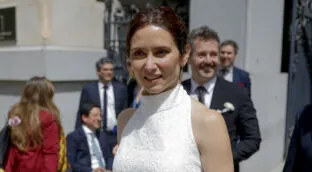 Díaz Ayuso reinventa el traje de chaqueta en su despedida al Papa: tonos oscuros y pelo recogido