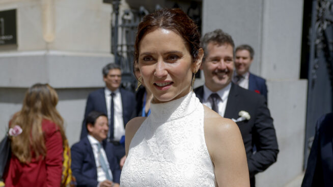 Díaz Ayuso reinventa el traje de chaqueta en su despedida al Papa: tonos oscuros y pelo recogido
