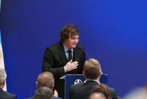 Milei recibe la medalla de honor de una universidad católica privada española